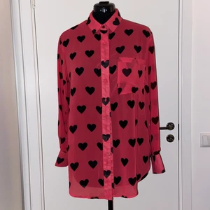 Genomskinlig Rosa Skjorta - Genomskinlig rosa skjorta med hjärtan, något oversized och nyskick