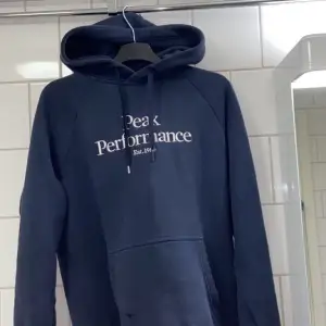 En skön och snygg hoodie från peak performance i storlek s. Inga skador på plagget ganska välanvänd. Köpare står för frakten. Orginalpris 1100kr