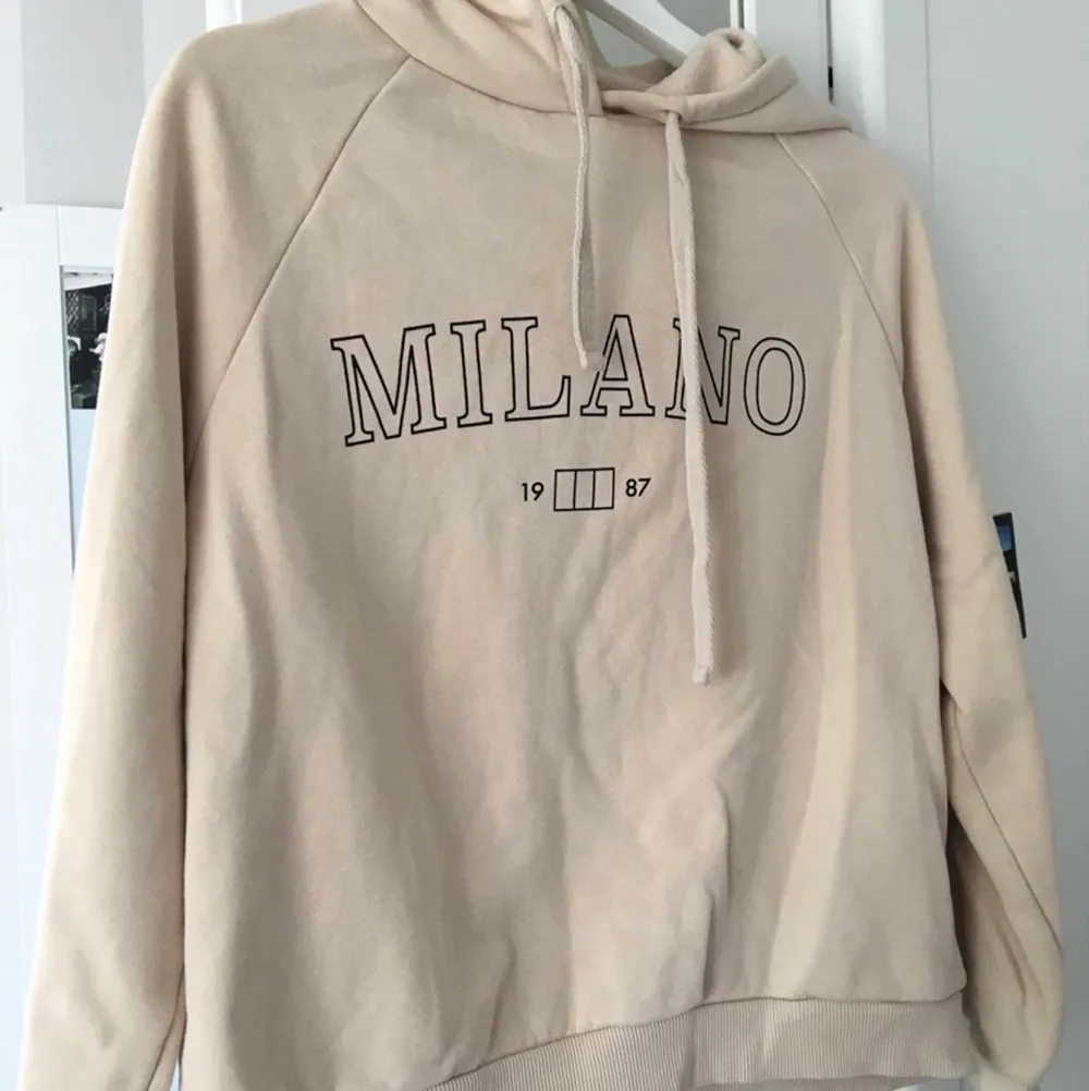 Super fin beige hoodie ifrån gina tricot med trycket Milano i svart. Sparsamt använd och säljer då jag rensat garderoben inför flytt. Hoodien är fortfarande superskön och i ett bra skick! Köparen står för frakten, skriv på pm för egna bilder!💖 LÅNADE BILDER. Hoodies.