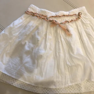 Kjol  - Vacker kjol med fina detaljer 