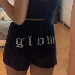 Jätte fin och cool kjol, med texten ”Glow”. Från boohoo. Storlek s/m (resårband) ❤️