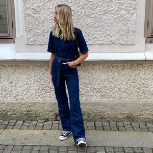 slutsåld byxdress!! - Jag ska nu sälja min otroligt vackra och snygga byxdress ifrån mango som är slutsåld💙 Så trendig och snygg med ett skärp som medföljer!! Sitter supersnyggt och jag som är 165 burkar vika upp byxorna och det tycker jag blir jättesnyggt!! Passar alltså både längre och kortare🤩 jag har denna i strl Xs men passar en strl S också! Säljes för 400kr❤️ (frakt ingår EJ)!😘