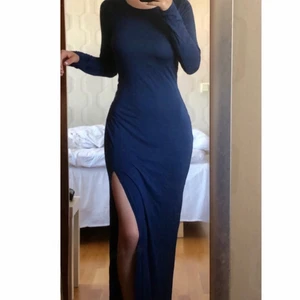 Blå maxi-klänning - Långärmad, lång klänning med slits vid benet. Jag är 164 cm och längden är perfekt. 