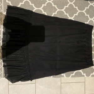 Svart lång kjol - Svart lång kjol med veckning nedtill och små svarta prickar på tyget, riktigt fin på sommaren, jag kan mötas upp i Eskilstuna annars står köparen för frakten. 🌟❤️