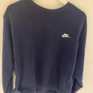 Nike tröja - Snygg Nike sweater i mörkblå, litet vitt Nike märke uppe till vänster, jag kan mötas upp i Eskilstuna annars står köparen för frakten ❤️🌟