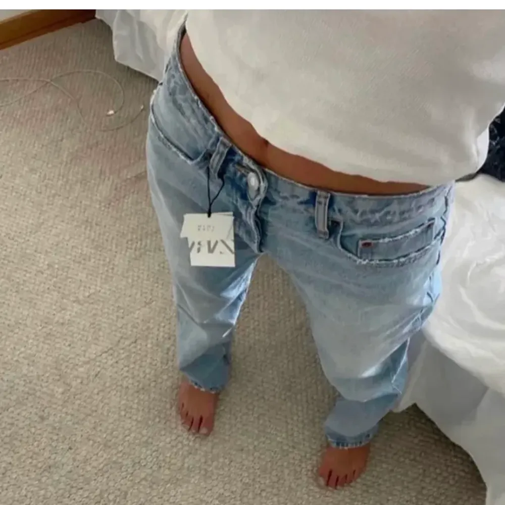 Säljer dessa skit snygga jeans från zara säljer pga att de inte passar💗(lånade bilder). Jeans & Byxor.