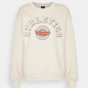 Beige Sweatshirt - Säljer min Riley Sweater från Gina Tricot. Tröjan är i bra skick🌸