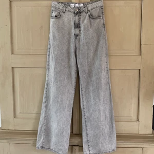 Oanvända bershka wide leg jeans  - Gråa oanvända bershka widelegjeans storlek eu 40 (damstorlek, men funkar som unisex). Nypris 260kr, köpta på asos. Möts upp i Stockholm eller fraktar mot tilläggskostnad.