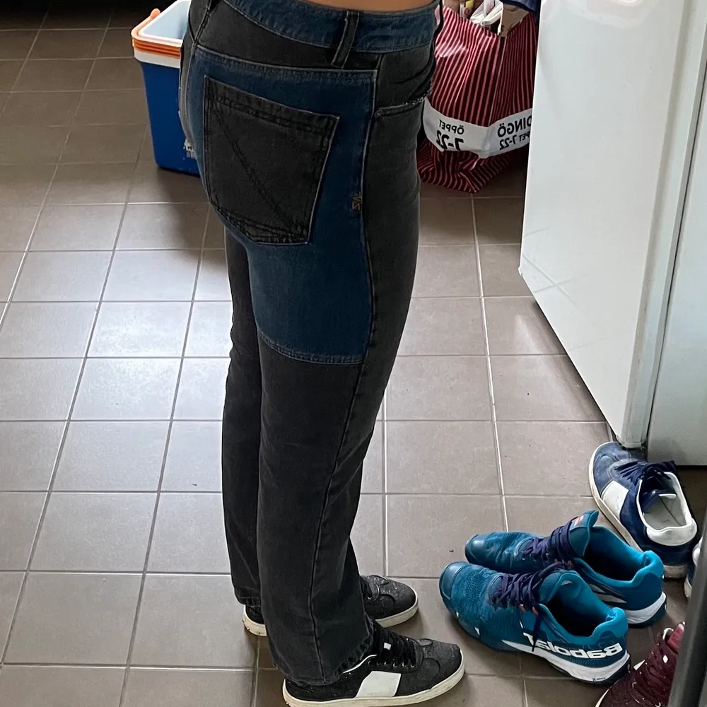 Så snygga zadig jeans, sitter tight på mig som är en 38/40, men skulle passa mindre om man gillar de lite oversized. . Jeans & Byxor.