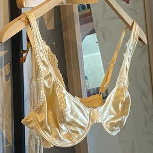  bh - en jättefin champagnefärgad bh i storlek 75B<3 i gott skick:) 