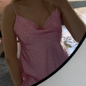 Klänning  - Måste tyvärr sälja min fina satinklänning från Zara då den är för liten, köpt för 1 månad sen och endast använd en gång🪐🤍 