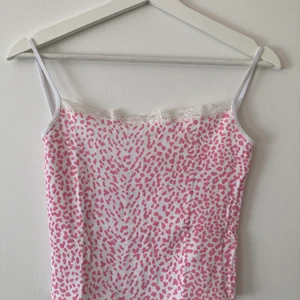 leopardmönstrad topp - leopardmönstrad topp från shein i stl s, endast använd ett fåtal gånger och i jättebra skick! 