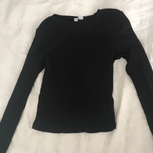Strl  s - Vanlig basic svart långärmad tröja, skönt material och använt några gånger. 