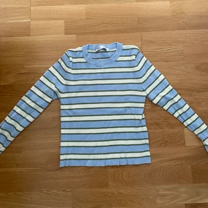 Populär tröja från zara  - Använd en gång. Storlek L men oerhört liten i storlek så passar xs-m beroende på fit. 