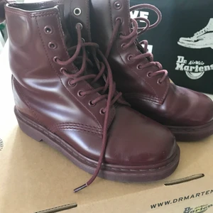 Dr Martens stl 37 - Dr Martens 1460 Mono Cherry Red. I fint skick. Ganska små i storlek. Hämtas i Trångsund. Betalning endast med Swish. 