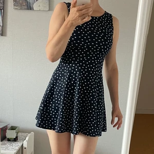 Kort klänning polka dot S - Kort svart klänning från H&M. I fint skick. Passar även XS. Längden 77 cm