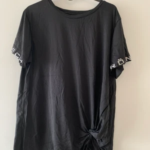 Träningtopp från märket röhnisch - Svart träningstopp från röhnisch. Väldigt bra skick och endast använd någon få gång. Storlek xl. Kan mötas upp i Vellinge & malmö / köparen står för frakten. 