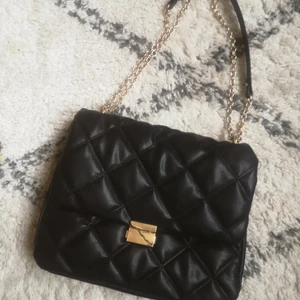 Väska, nyskick H&M - Fin väska från H&M som inte kommer till användning. Har använt den endast en gång. Två fack inuti och ett fack med dragkedja. Ord pris 349kr.