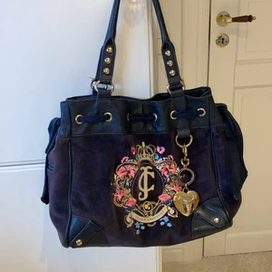 JUICY COUTURE väska - Äkta väska köpt i juicy couture butik i Usa för flera år sedan. Inte använd mycket alls. Frakt tillkommer! Vid högt intresse blir det budgivning
