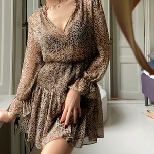 Zara klänning - Snygg Zara klänning. Använd några gånger bara. Strl XS funkar även på större storlekar. Köpare står för frakt.💕