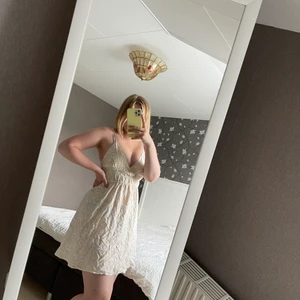 Klänning - Superfin klänning från Nelly som jag säljer då den aldrig kommit till användning❤️ Kan mötas upp i centrala Jönköping eller skicka via posten (då står du som köpare för frakten) 