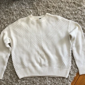 Stickad tröja i storlek s - Helt oanvänd stickad ströja, säljer pga för liten 