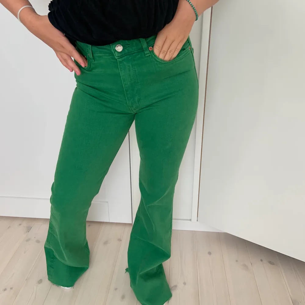 Super snygga gröna jeans från Zara men tyvärr försmå, ej använda bara testade så fortfarande i toppskick. Lappen finns kvar. Hon på bilden är 162 cm💚. Jeans & Byxor.