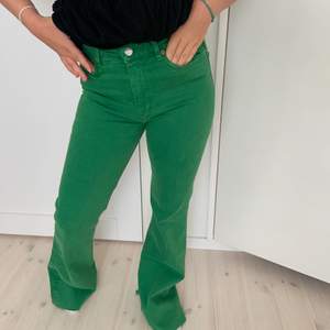 Super snygga gröna jeans från Zara men tyvärr försmå, ej använda bara testade så fortfarande i toppskick. Lappen finns kvar. Hon på bilden är 162 cm💚