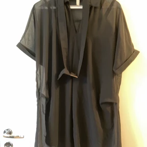 Svartklänning one size  - Svart genomskinlig klänning med underklänning och bälte i midjan. Storlek one size. Hämtas i Bromma eller skickas, köparen står då för frakt 