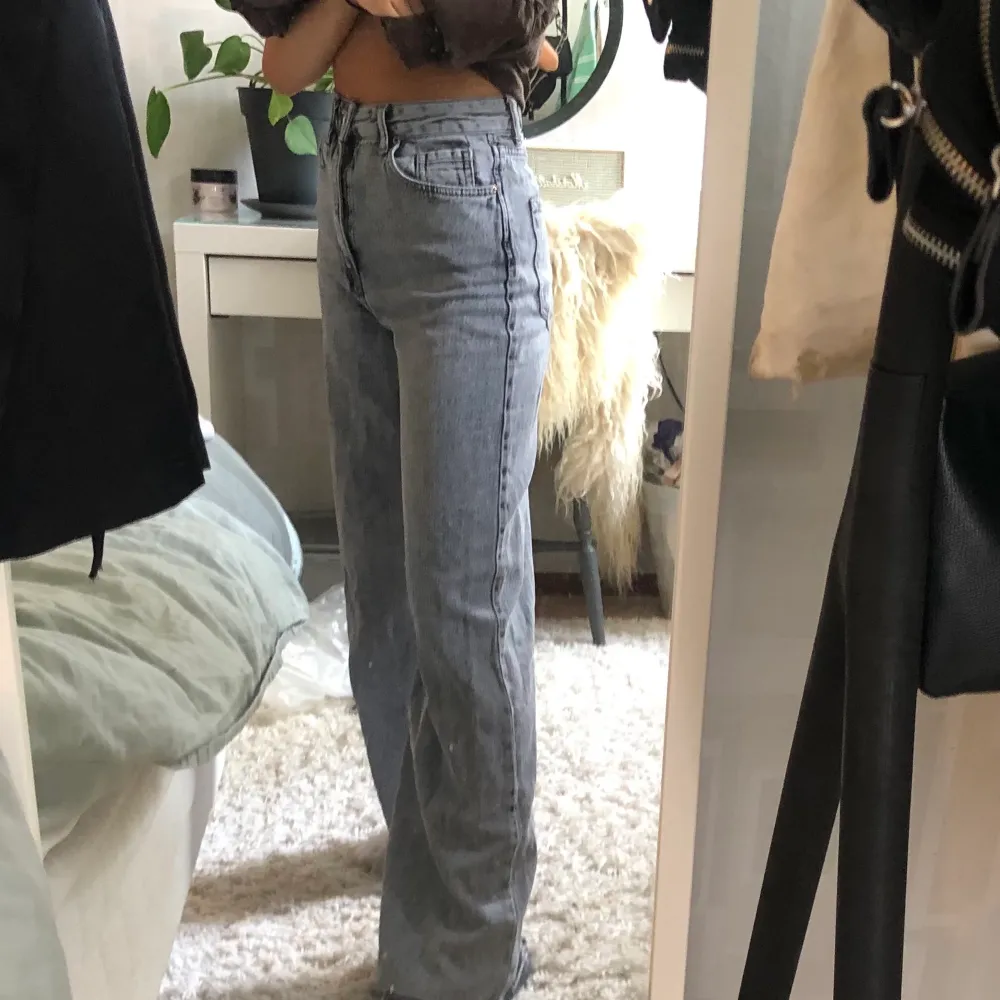 Dina gråa jeans från Asos. Jag är 163 och dem är långa på mig även fast jag klippt dem😊. Jeans & Byxor.