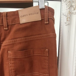 Bruna byxor med vita sömmar - Loose fitting jeans me d riktigt snygg färg. Storlek 38. Köparen står för frakt