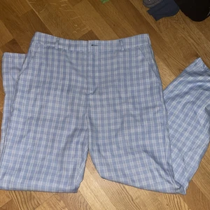 Rutiga byxor baby blå - ⚠️massförsäljning pga flytt⚠️ byxor från shein i bra skick. Inget bud enbart om de är flertal intresserade. Har normalt sätt medium i byxor och har mycket kurvor och sitter super fint på! 