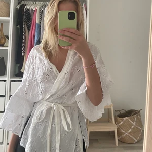 Vit blus med detaljer - Supersöt blus med detaljer, storlek XL men funkar perfekt till även mig som är en S. (köpt från ZARA)