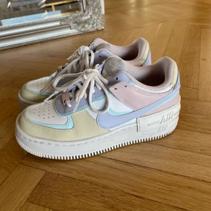Nike Air Force - Säljer mina Nike Air Force pga att jag aldrig använder dem! De är knappt använda, ca 5 gånger kanske. Så fina pastell färger! Köptes för 1500kr på JD. Storlek 36,5 passar mig som har 36/37