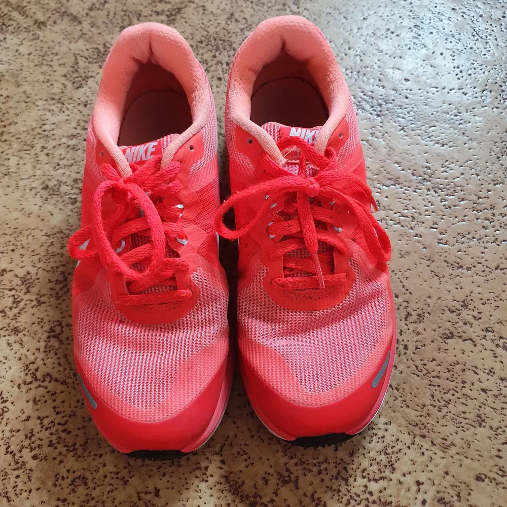 Träningsskor från Nike i en fräsch färg och bekväma som löparskor. Använda. . Skor.