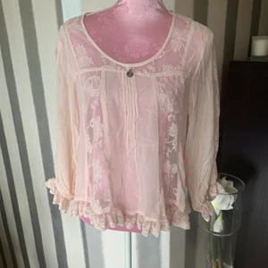Blus Ajlajk S/M - Snygg blus  från Ajlajk. Rosa, materialet är tunt med snygga detaljer  Ny med prislappen kvar . Viskos 