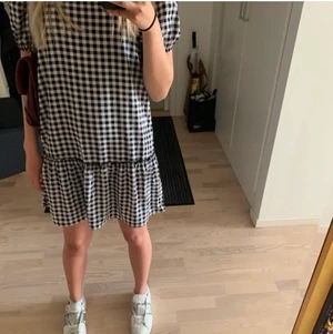 Rutig klänning  - Säljer denna supersöta rutiga klänningen från hm som är slutsåld. Perfekt nu till sommaren🌟 stl s 