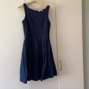 Mörkblå klänning i superfint material! För liten för mig tyvärr, köpt på Kappahl för länge sen! 