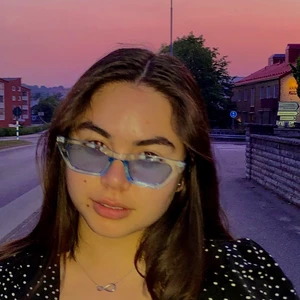 Blåa solglasögon - 💥Solglasögon med genomskinliga-blåa skalmar med en starkare nyans av blå på glasen🕶 Helt nya och oanvända (endast tagit dessa bilder med dom på). Finns 3 st!!! Endast swish! (Köparen står för frakt)