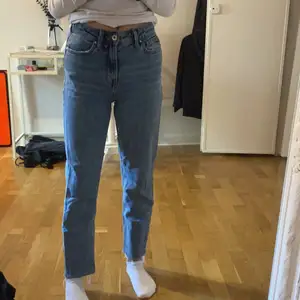 Dessa jeansen passar perfekt för en som är runt 160. Jeansen är ungefär 9 månader gamla och är använda ca 3-4 gånger. Ljusblåa jeans, fickor både fram och bak.
