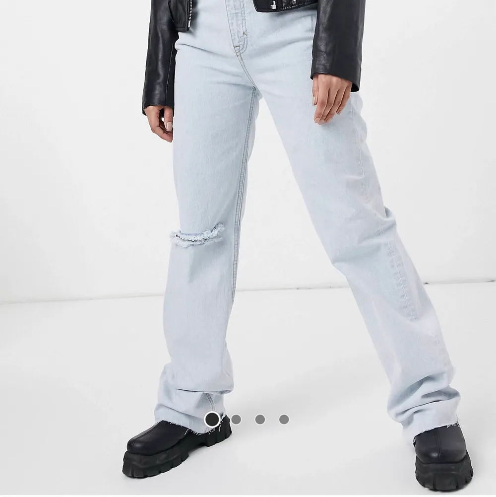Säljer dess snygga jeans feån ASOS som jag inte har fått någon användning av❤️. Jeans & Byxor.