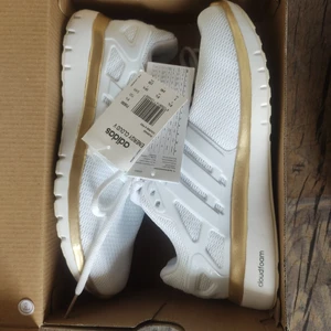 Adidas - Helt nya adidas skor i storlek 38 