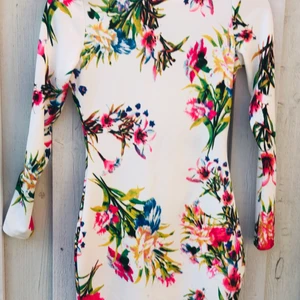 Blommig sommarklänning, Nelly  - Köpt på Nelly för ca 3 år sedan. Figurnära och kort klänning. Aldrig använd. Supersnygg