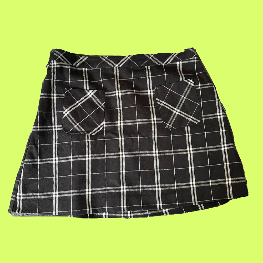 Rutig kjol a-linjekjol från h&m! Superfin och passar definitivt till många olika stilar! . Kjolar.
