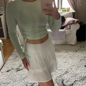 Mintgrön topp - Säljer denna underbara mintgröna toppen från hm för den har aldrig kommit till användning:/ den är ribbad och supersjuk, inga defekter! Går att knyta sidorna hur hårt man vill🤍skriv för fler bilder. Kolla även in de andra jag säljer! Ju mer man köper ju mer ”rabatt” får man🤍