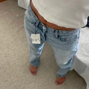 Zara jeans - Säljer dessa slutsålda jeans från zara i storlek 36. Dem är i nyttskick. Säljer då de sitter för stort på mig. Köpta här på Plick! (Första bilden är lånad) bud: 500. Köp direkt för 600kr + frakt