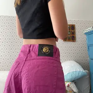 INTRESSEKOLL på dessa Versace jeans. Jätte fina och i bra skick. Jag är 160 och dom sitter lite löst på mig. Skriv om du är intresserad:)