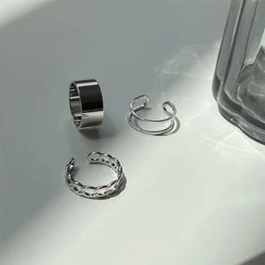 Ringar - Stänger ner nätshoppen och rensar de sista ringarna. Helt nya, få tal kvar!  ( kommer ut fler bilder) OBS! Köparen står för frakt! Storleken är ONE SIZE men jag har ganska stora o breda fingrar och kan ha dem på pekfingret. Tre tillsammans: 215kr enskilda: 100