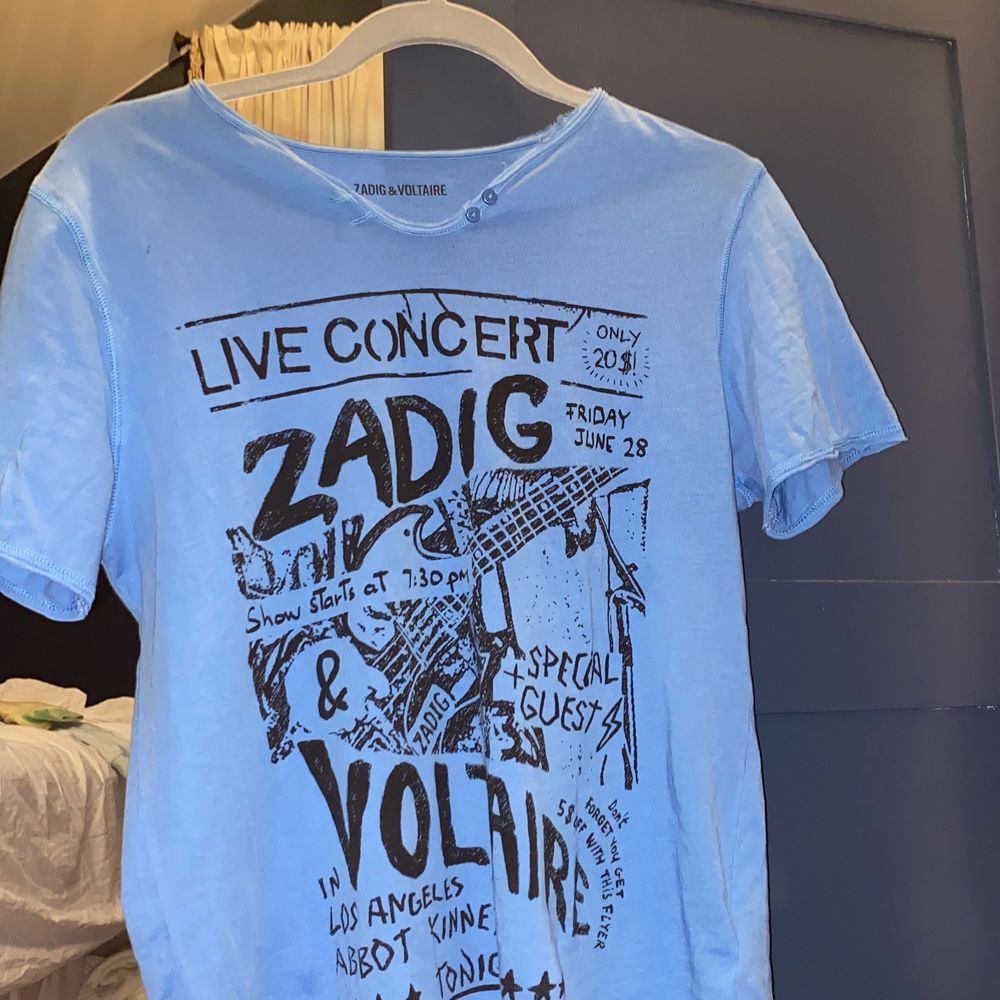 Säljer denna coola Zadig Voltaire som är helt ny och ändas använd en gång, säljer den pågrund av att den inte kommer till användning ❤️. T-shirts.