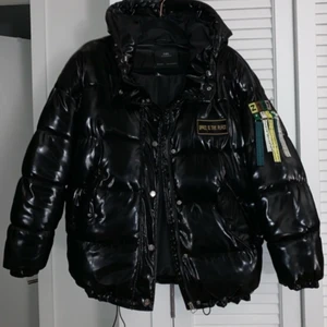 Jacka - Super super fin jacka från zara säljs inte längre, inga skador på jackan utan att knappen på ena fickan inte går o stänga men de är något jag tror man själv kan fixa. Den är oversized och passar xs,s,m och även L, helt beroende på hur du vill ha den, på mig är den inte alldeles för oversized och jag har storlek s/m. Jackan är i storlek xs men väldigt oversize, Som sagt super fin💕 bud från 500, högsta bud nu 700